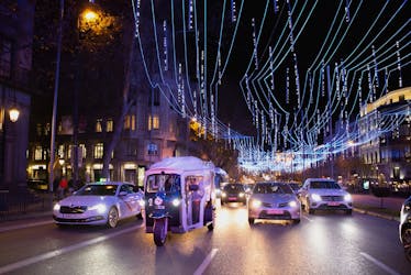 Tour de luces navideñas de Madrid en Eco Tuk Tuk privado